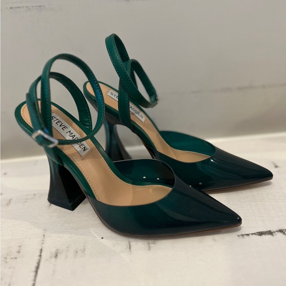 STEVE MADDEN "ZELIE" GREEN VINYL STRUCTURAL HEEL ANKLE STRAP PUMPS (5.5M)